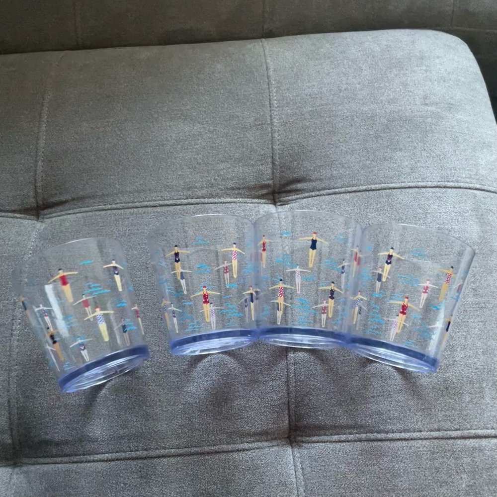 Set of 4 plastic swimmer print cups